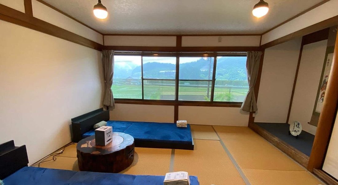 シングルベッド2台を備えた八畳の和室「青松の間」